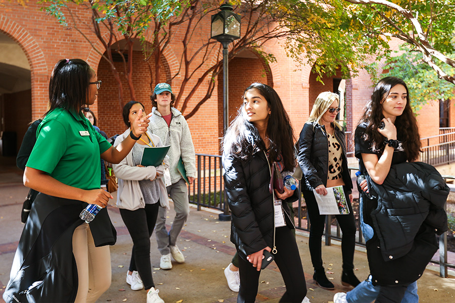 Baylor tour guide showing prospective students around campus