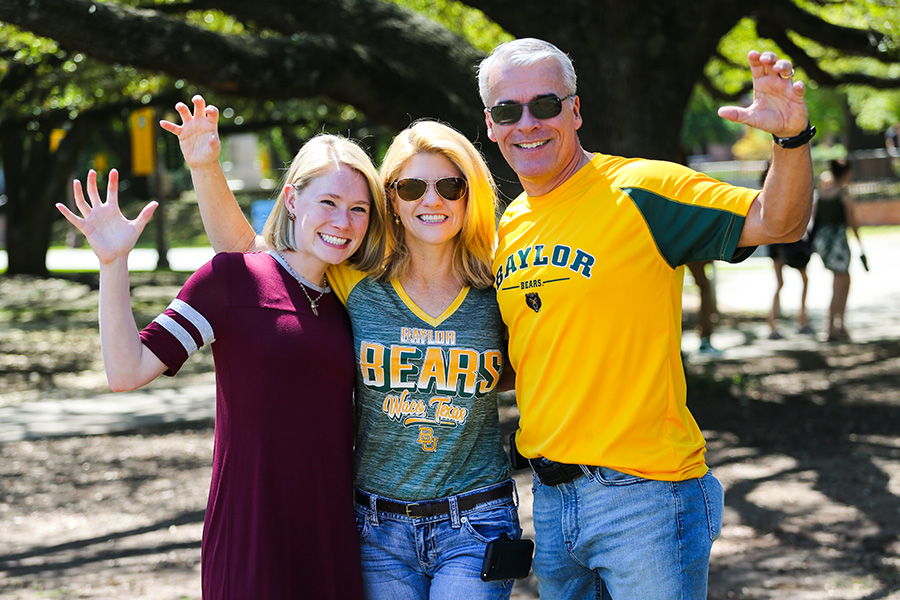 Baylor student with parents on campus