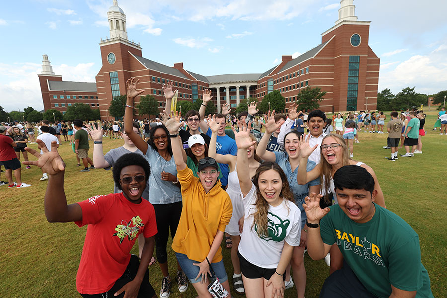 Baylor Students at New Student Programs Event